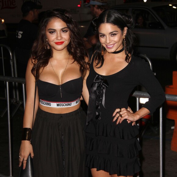 Les soeurs Vanessa Hudgens et Stella Hudgens au TCL Chinese Theater à Hollywood, le 8 septembre 2015 lors de la première de "Jeremy Scott : The People's Designer"