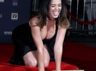 Katy Perry : À genoux et toute poitrine en avant pour laisser ses empreintes