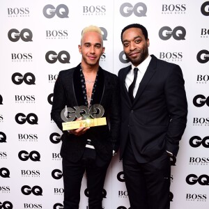 Chiwetel Ejiofor a remis à Lewis Hamilton le prix de Sportif de l'Année aux GQ Men of the Year Awards 2015 à la Royal Opera House. Londres, le 8 septembre 2015.