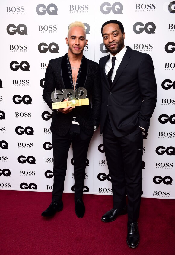 Chiwetel Ejiofor a remis à Lewis Hamilton le prix de Sportif de l'Année aux GQ Men of the Year Awards 2015 à la Royal Opera House. Londres, le 8 septembre 2015.