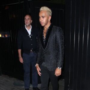 Lewis Hamilton quitte la Gorden Fraser Gallery à l'issue de l'after party des GQ Men of the Year Awards 2015. Londres le 8 septembre 2015.