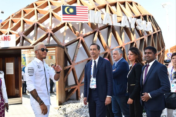 Lewis Hamilton visite le pavillon de la Malaisie à l'Exposition Universelle, à Milan. Le 7 septembre 2015.