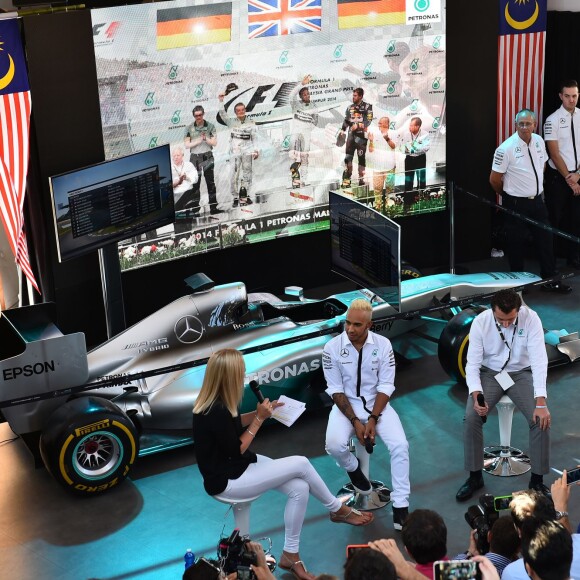 Lewis Hamilton visite le pavillon de la Malaisie à l'Exposition Universelle, à Milan. Le 7 septembre 2015.