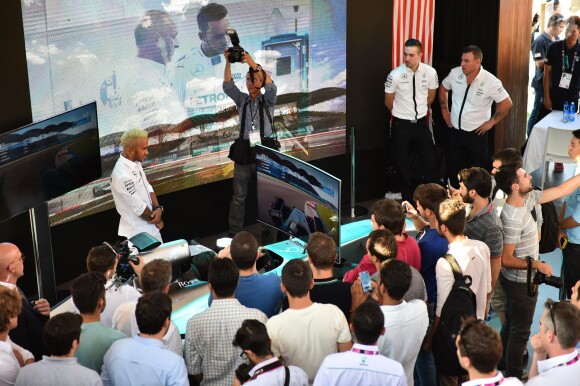 Lewis Hamilton visite le pavillon de la Malaisie à l'Exposition Universelle, à Milan. Le 7 septembre 2015.