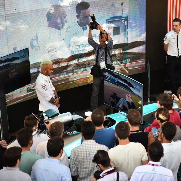 Lewis Hamilton visite le pavillon de la Malaisie à l'Exposition Universelle, à Milan. Le 7 septembre 2015.