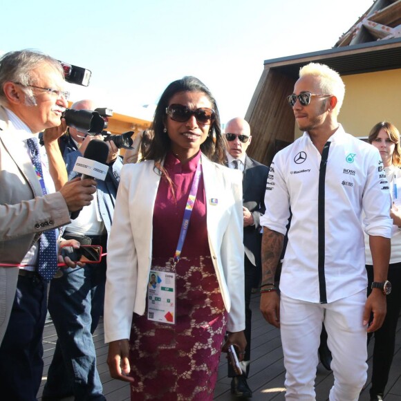 Lewis Hamilton visite le pavillon de la Malaisie à l'Exposition Universelle, à Milan. Le 7 septembre 2015.