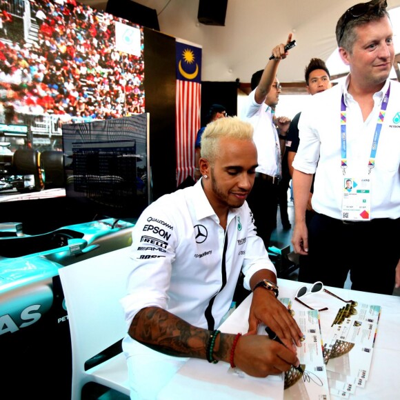 Lewis Hamilton visite le pavillon de la Malaisie à l'Exposition Universelle, à Milan. Le 7 septembre 2015.