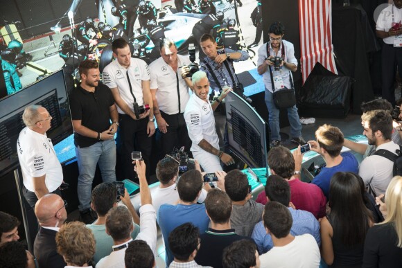 Lewis Hamilton visite le pavillon de la Malaisie à l'Exposition Universelle, à Milan. Le 7 septembre 2015.