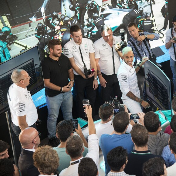 Lewis Hamilton visite le pavillon de la Malaisie à l'Exposition Universelle, à Milan. Le 7 septembre 2015.