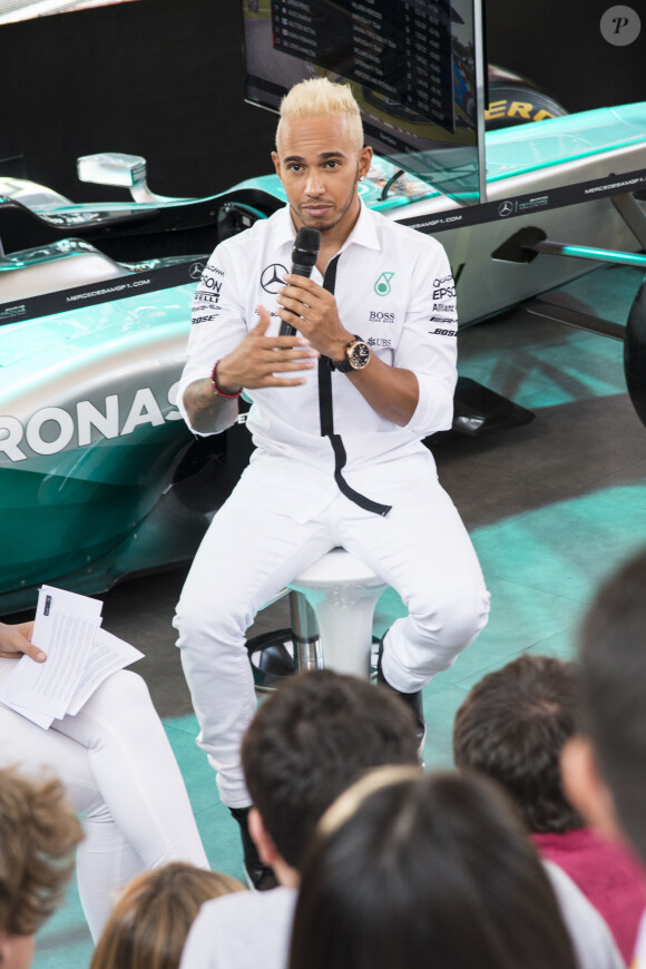 Lewis Hamilton visite le pavillon de la Malaisie à l'Exposition Universelle, à Milan. Le 7 septembre 2015.