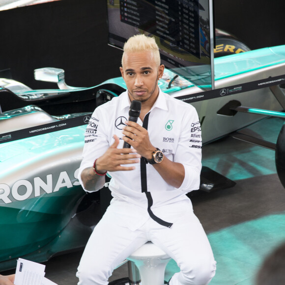 Lewis Hamilton visite le pavillon de la Malaisie à l'Exposition Universelle, à Milan. Le 7 septembre 2015.