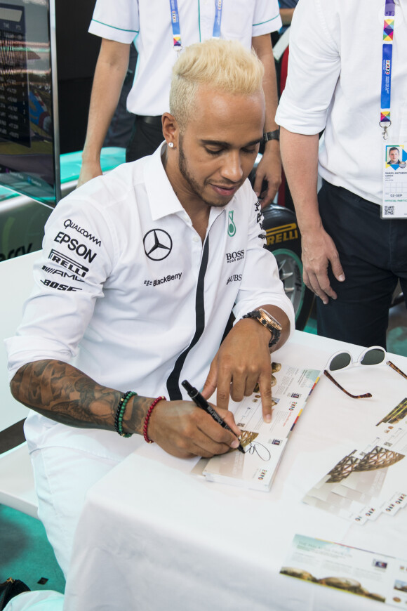 Lewis Hamilton visite le pavillon de la Malaisie à l'Exposition Universelle, à Milan. Le 7 septembre 2015.