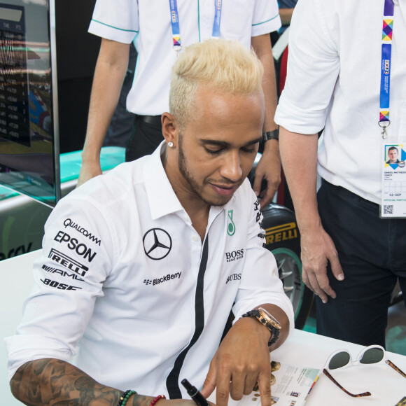 Lewis Hamilton visite le pavillon de la Malaisie à l'Exposition Universelle, à Milan. Le 7 septembre 2015.