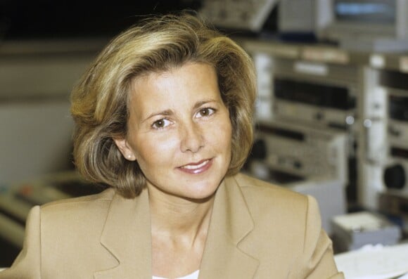 Archives - En France, à Paris, portrait de la journaliste Claire Chazal dans la salle de régie de la Cinq en mai 1991.