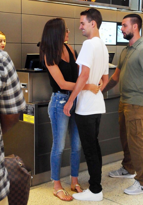 Miranda Kerr et son petit ami Evan Spiegel à l'aéroport de Los Angeles, le 12 août 2015.