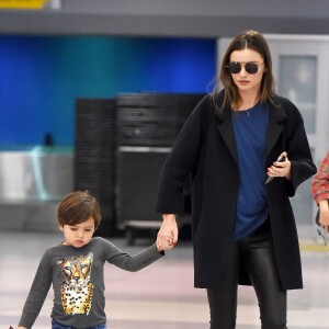 Miranda Kerr et son fils Flynn Bloom à l'aéroport JFK de New York, le 7 juin 2015.