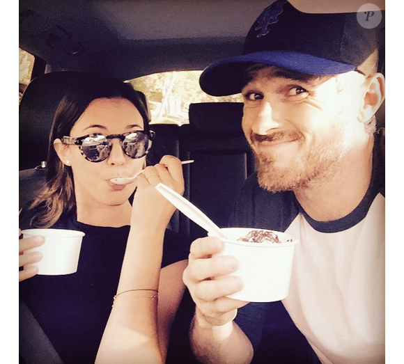 Dave Annable et sa femme Odette mangent une glace / photo postée sur le compte Instagram de l'acteur.