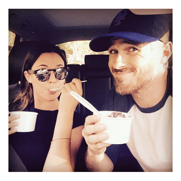 Dave Annable et sa femme Odette mangent une glace / photo postée sur le compte Instagram de l'acteur.