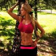 Valeria Lukyanova entretien son corps en faisant 5 à 6 de sport par jour / photo postée sur Instagram.