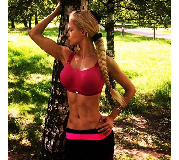 Valeria Lukyanova entretien son corps en faisant 5 à 6 de sport par jour / photo postée sur Instagram.