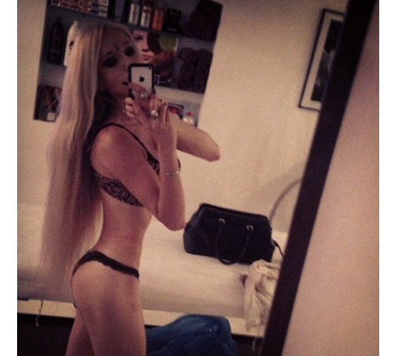 Valeria Lukyanova pose en sous-vêtements / photo postée sur Instagram.