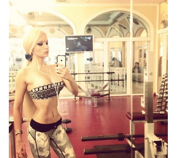 Valeria Lukyanova va à la salle de sport 5 à 6 heures par jour / photo postée sur Instagram.