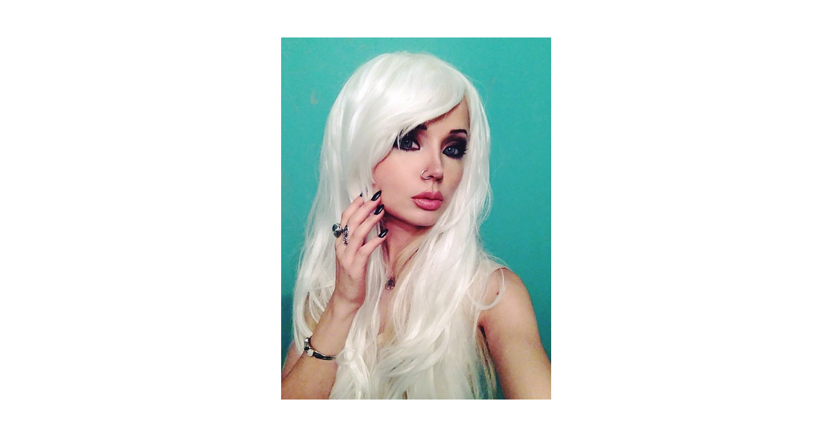 Valeria Lukyanova et son visage de poup?�e Barbie / photo post?�e sur Instagram. - Purepeople