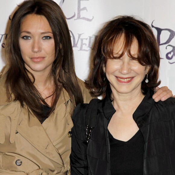 Laura Smet et sa mère Nathalie Baye lors de l'avant-première du spectacle Alice au pays des merveilles à Paris le 15 mars 2010