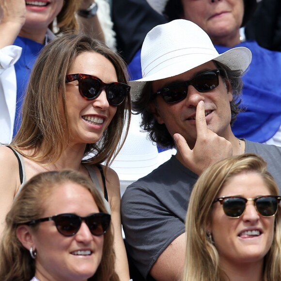 Laura Smet et son compagnon Raphaël dans les tribunes lors du tournoi de tennis de Roland-Garros à Paris le 3 juin 2015