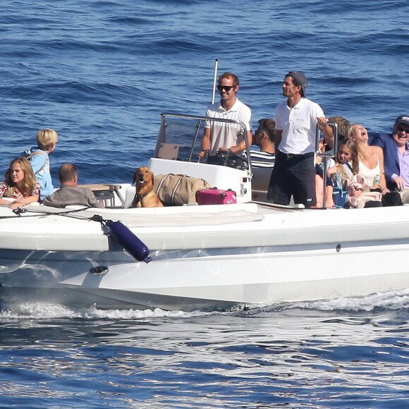 Kate Moss quitte le yacht Kingdom Come avec sa fille Lila Grace, une bière à la main. Eze (dans les Alpes-Maritimes), le 27 août 2015.