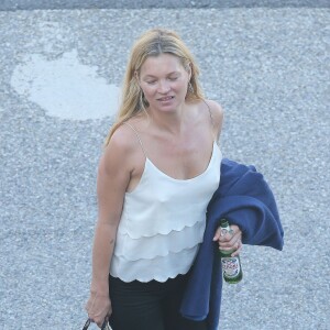 Kate Moss quitte le yacht Kingdom Come avec sa fille Lila Grace, une bière à la main. Eze (dans les Alpes-Maritimes), le 27 août 2015.