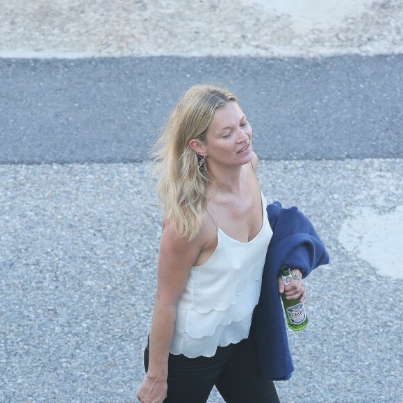 Kate Moss quitte le yacht Kingdom Come avec sa fille Lila Grace, une bière à la main. Eze (dans les Alpes-Maritimes), le 27 août 2015.