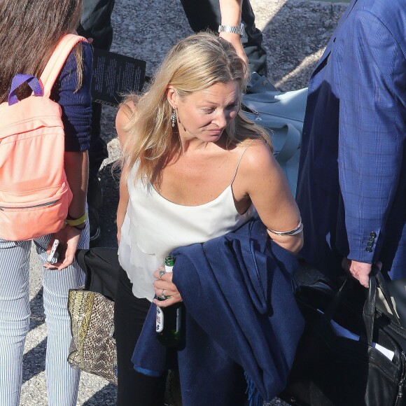 Kate Moss quitte le yacht Kingdom Come avec sa fille Lila Grace, une bière à la main. Eze (dans les Alpes-Maritimes), le 27 août 2015.