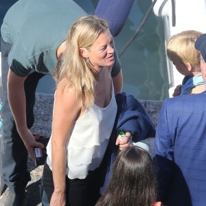 Kate Moss quitte le yacht Kingdom Come avec sa fille Lila Grace, une bière à la main. Eze (dans les Alpes-Maritimes), le 27 août 2015.