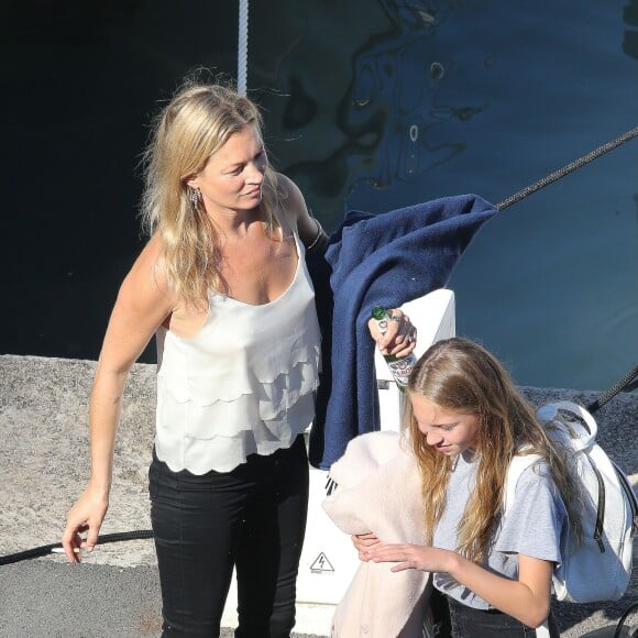 Kate Moss quitte le yacht Kingdom Come avec sa fille Lila Grace, une bière à la main. Eze (dans les Alpes-Maritimes), le 27 août 2015.