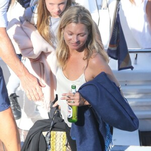 Kate Moss quitte le yacht Kingdom Come avec sa fille Lila Grace, une bière à la main. Eze (dans les Alpes-Maritimes), le 27 août 2015.