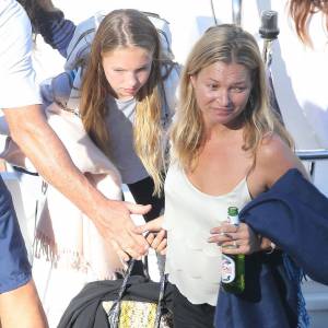 Kate Moss et sa fille Lila Grace en vacances à Èze (dans les Alpes-Maritimes), le 27 août 2015.