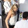 Kate Moss quitte le yacht Kingdom Come avec sa fille Lila Grace, une bière à la main. Eze (dans les Alpes-Maritimes), le 27 août 2015.