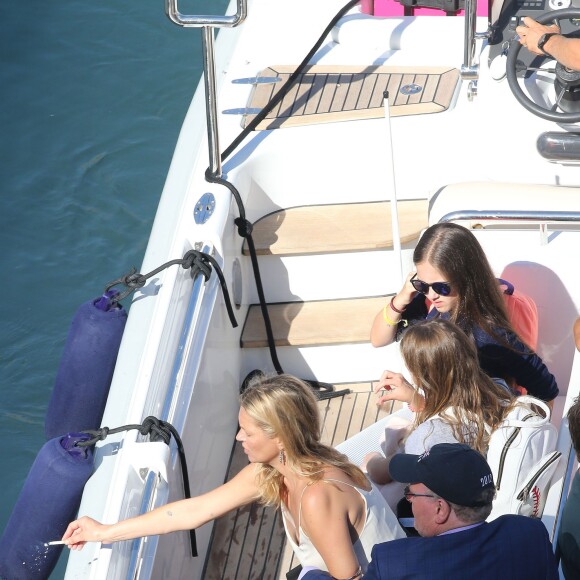 Kate Moss quitte le yacht Kingdom Come avec sa fille Lila Grace, une bière à la main. Eze (dans les Alpes-Maritimes), le 27 août 2015.