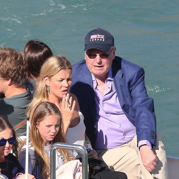 Kate Moss quitte le yacht Kingdom Come avec sa fille Lila Grace, une bière à la main. Eze (dans les Alpes-Maritimes), le 27 août 2015.