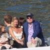 Kate Moss quitte le yacht Kingdom Come avec sa fille Lila Grace, une bière à la main. Eze (dans les Alpes-Maritimes), le 27 août 2015.