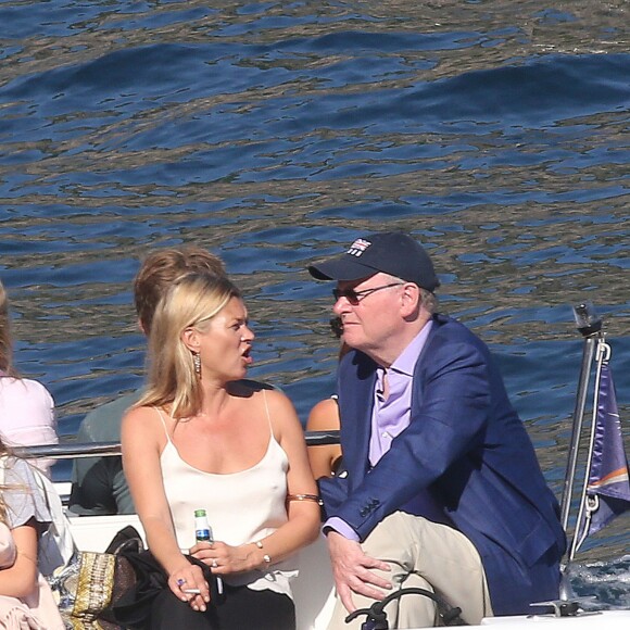 Kate Moss quitte le yacht Kingdom Come avec sa fille Lila Grace, une bière à la main. Eze (dans les Alpes-Maritimes), le 27 août 2015.
