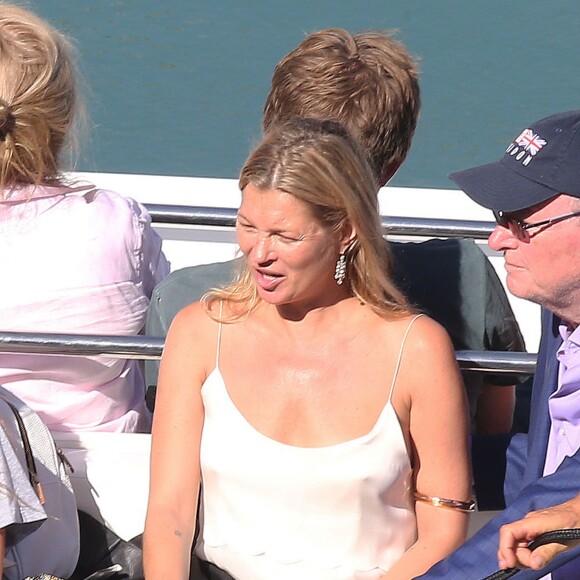 Kate Moss quitte le yacht Kingdom Come avec sa fille Lila Grace, une bière à la main. Eze (dans les Alpes-Maritimes), le 27 août 2015.