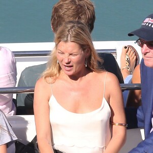 Kate Moss quitte le yacht Kingdom Come avec sa fille Lila Grace, une bière à la main. Eze (dans les Alpes-Maritimes), le 27 août 2015.