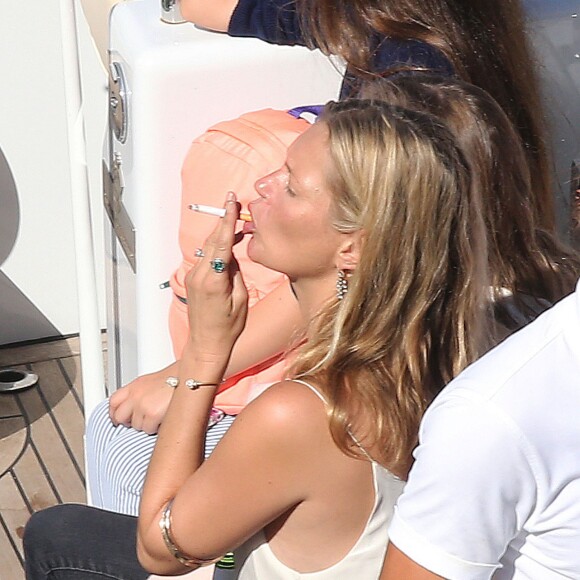 Kate Moss, cigarette à la bouche et bière à la main, quitte le yacht Kingdom Come. Eze (dans les Alpes-Maritimes), le 27 août 2015.