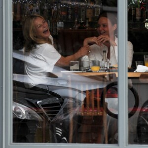 Kate Moss, Stella McCartney et ses filles Reiley et Bailey déjeunent au restaurant Taqueria à Noting Hill. Londres, le 9 septembre 2015.