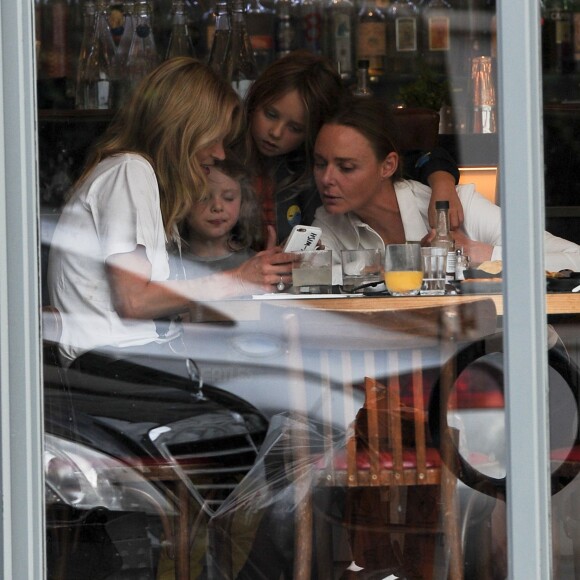 Kate Moss, Stella McCartney et ses filles Reiley et Bailey déjeunent au restaurant Taqueria à Noting Hill. Londres, le 9 septembre 2015.