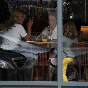 Kate Moss, Stella McCartney et ses filles Reiley et Bailey déjeunent au restaurant Taqueria à Noting Hill. Londres, le 9 septembre 2015.