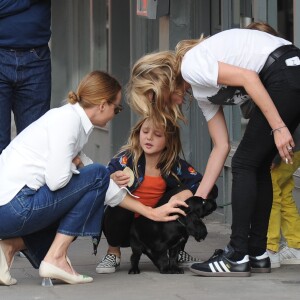 Kate Moss, Stella McCartney et ses filles Reiley et Bailey déjeunent au restaurant Taqueria à Noting Hill. Londres, le 9 septembre 2015.