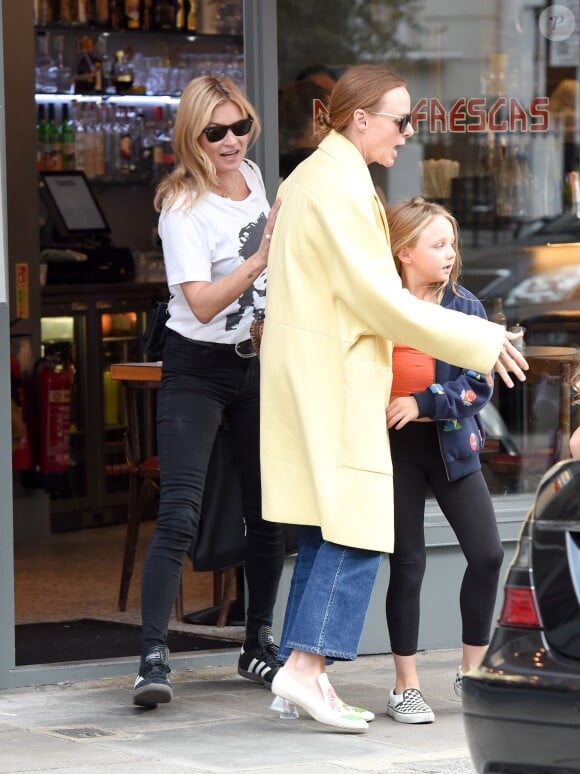 Kate Moss, Stella McCartney et ses filles Reiley et Bailey déjeunent au restaurant Taqueria à Noting Hill. Londres, le 9 septembre 2015.
